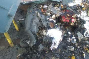 El vandalismo calcina un contenedor en Las Huesas (Telde)/TA.